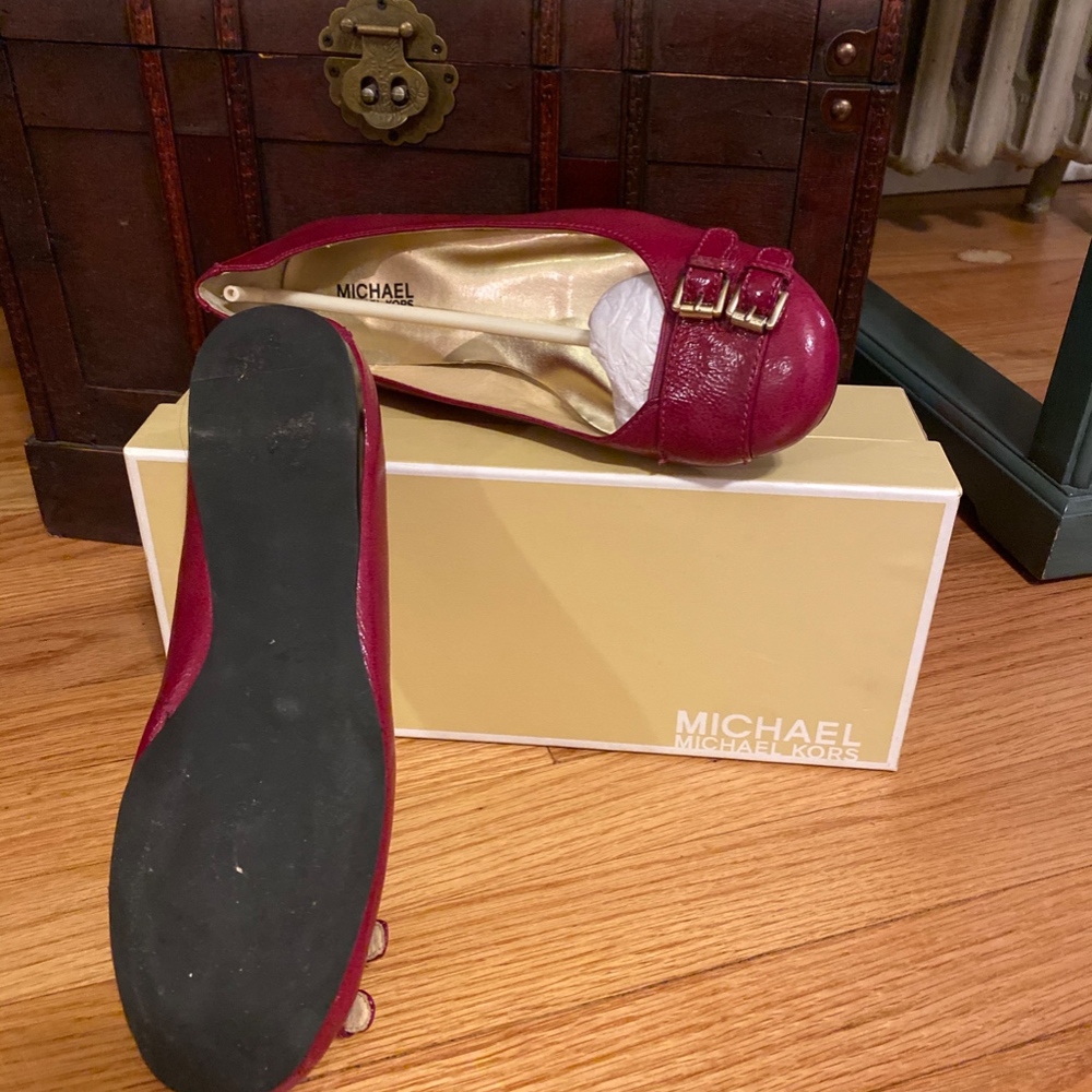 Michael Kors: Austin Flat Crinkled Patent Magenta - Picture 2 of 3